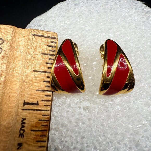 Vintage Monet Red Enamel Triangle Pierced Stud Earrings Gold Tone - Picture 4 of 4